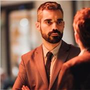 Professeur accompagnant l'élève vers la réussite avec un accompagnement personnalisé.